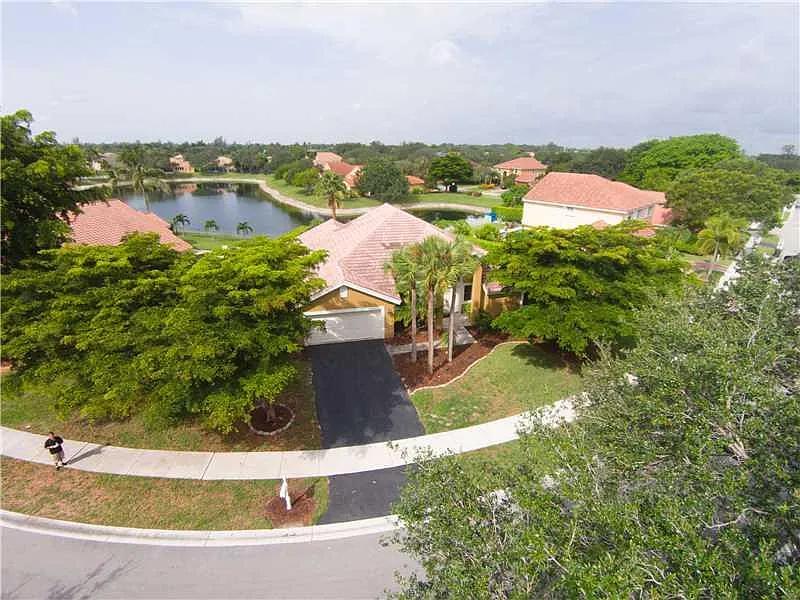 Whittier Oaks Parkland FL home interior with vaulted ceilings and natural light